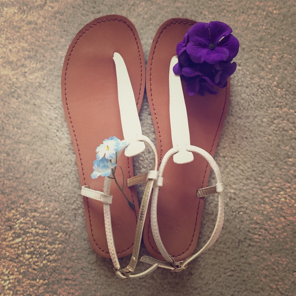 Cute flat sandals!